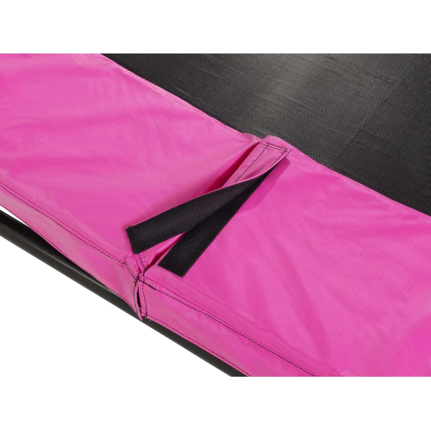 Detailaufnahme: Rosa Schutzrand des EXIT Silhouette Bodentrampolins (D244cm) mit Sicherheitsnetz.