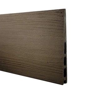 Detailaufnahme einer braunen WPC Zaunlatte mit Holzstruktur für einen Garten Sichtschutz.