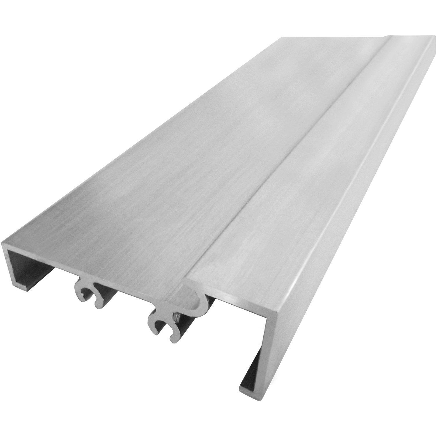 Detailaufnahme: Aluminium-Bodenwinkelschiene für Kunststoff-Nebeneingangstür, silberfarben.