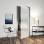 Satinierte Glastür (83,4x197,2 cm) in Weißglas ESG, eingebaut in modernem Wohnraum.
