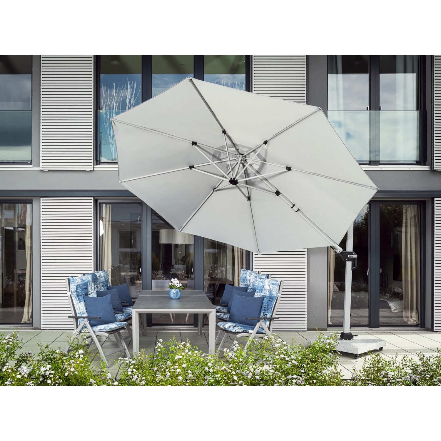 Hellgrauer Doppler Ampelschirm Active Ø 372 cm mit Dreh- und Neigungsfunktion für Garten und Terrasse.