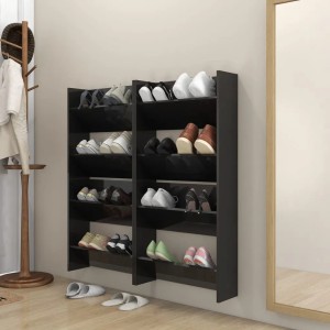 Vier hochglanz-schwarze Wand-Schuhschränke (60x18x60 cm) an einer Wand mit Schuhen gefüllt.