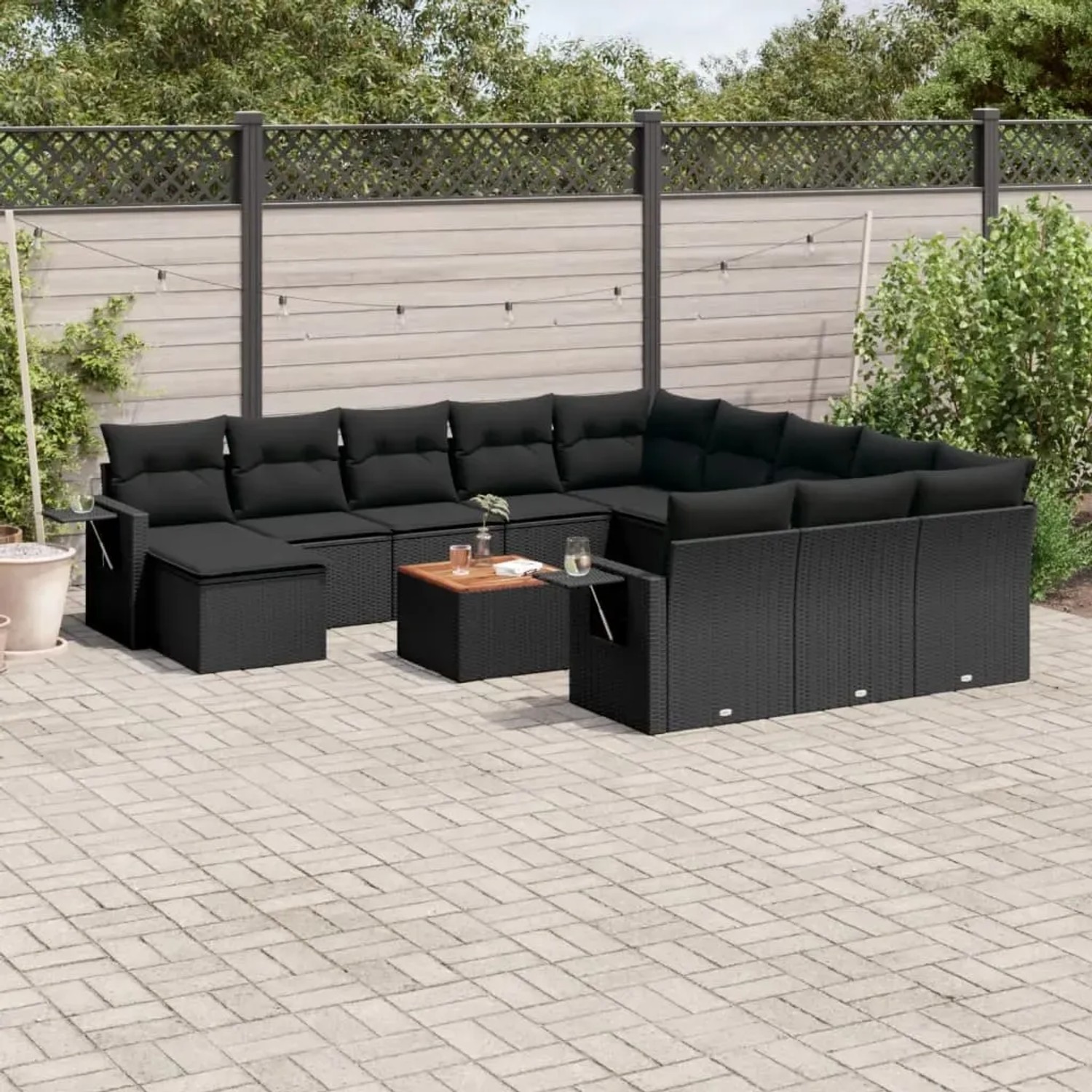 Schwarze 13-teilige Garten-Sofagarnitur aus Polyrattan mit Kissen und Tisch für den Außenbereich.