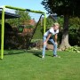 EXIT Tempo Fußballtor (240x160cm) in Grün/Schwarz mit Kind im Garten.