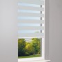 Hellgraues Vario-Rollo Sedano, 100x150 cm, mit transparenten und blickdichten Streifen am Fenster.