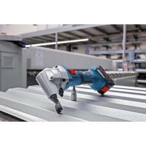 Bosch Professional Akku-Nager GNA 18V-16 E Solo auf Blech, Akkugerät für präzise Schnitte.