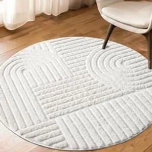 Runder, pastell-cremefarbener Hochflor Teppich mit Rautenmuster (120x120 cm).