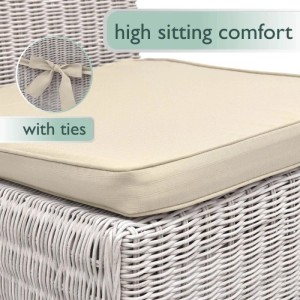Beiges Beautissu Pia Stuhlkissen auf weißem Rattan-Stuhl, mit Befestigungsband. Ideal für Gartenstühle.