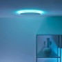Weiße WiZ LED-Deckenleuchte Rune mit Farbwechsel und 2100 Lumen im Raum.
