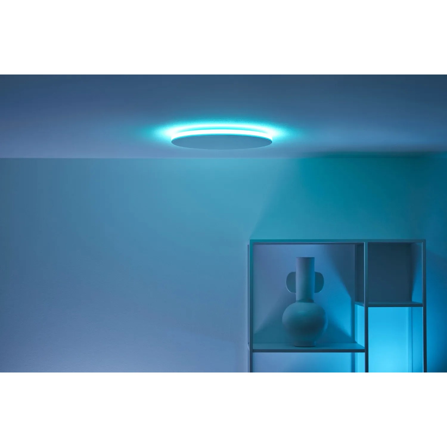 Weiße WiZ LED-Deckenleuchte Rune mit Farbwechsel und 2100 Lumen im Raum.