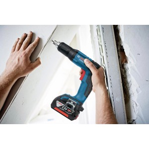 Bosch Professional Akkuschrauber GSR 18 V EC Solo beim Schrauben in Gipskarton.