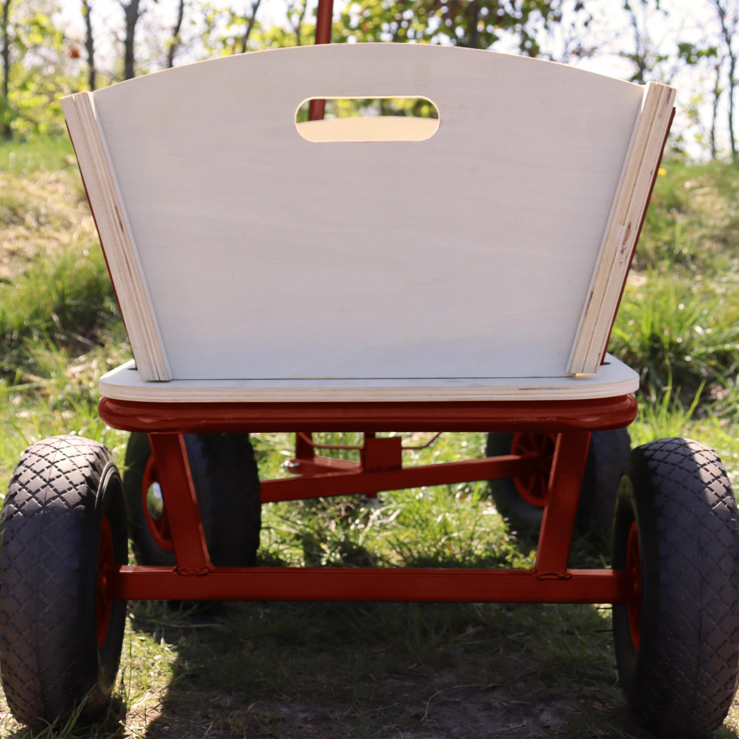 Roter Sunny Bollerwagen Billy Beach Wagon mit Holzkorpus und Luftreifen.