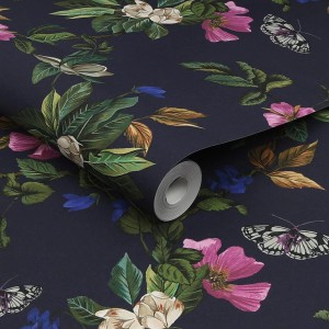 Joules Vliestapete Wakerly Woodland Floral French Navy Blau mit Blumen und Schmetterlingen.