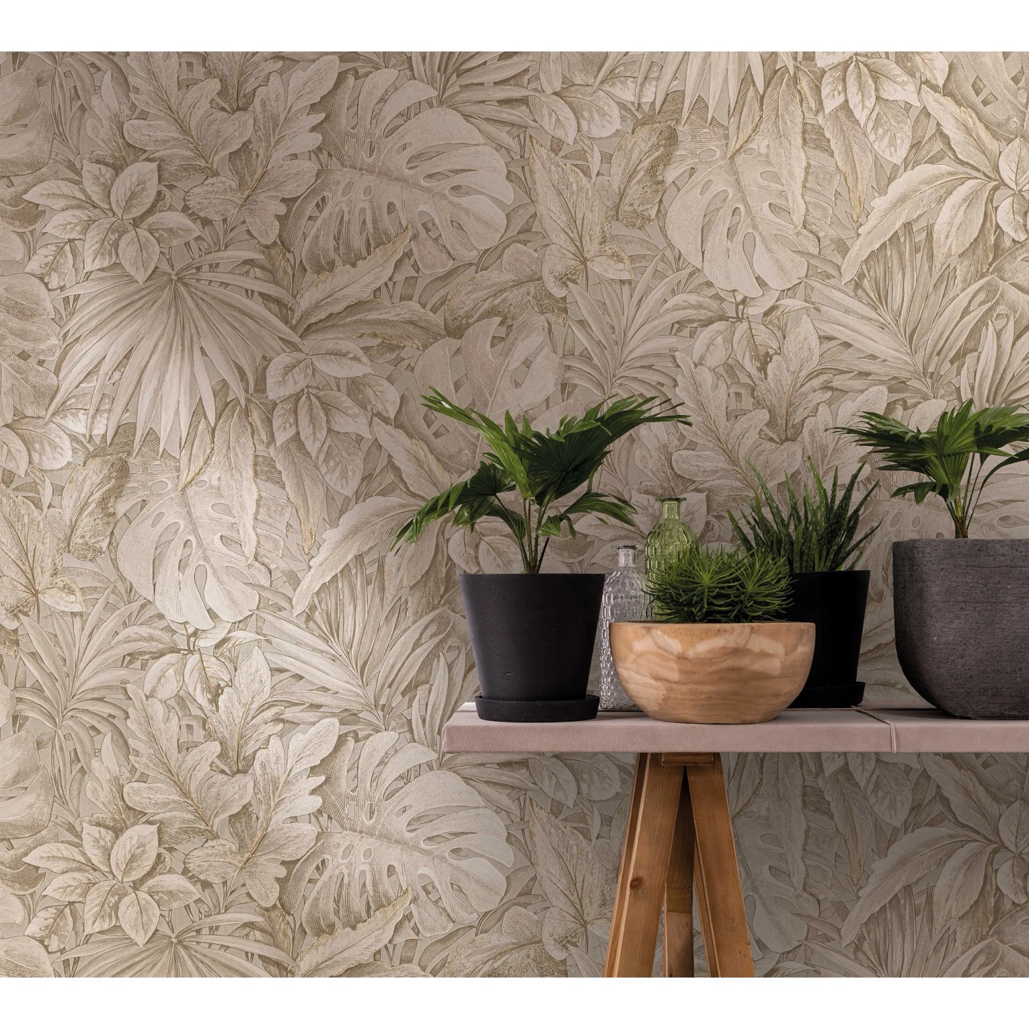 Beige Vliestapete Botanica Floral von Marburg mit Pflanzenmuster für Wohnräume.