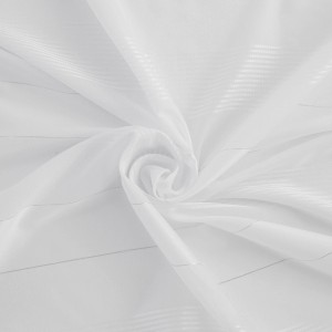 Detailansicht des weißen, transparenten Bricoflor Vorhangs Lena mit verdeckten Schlaufen und Streifen.