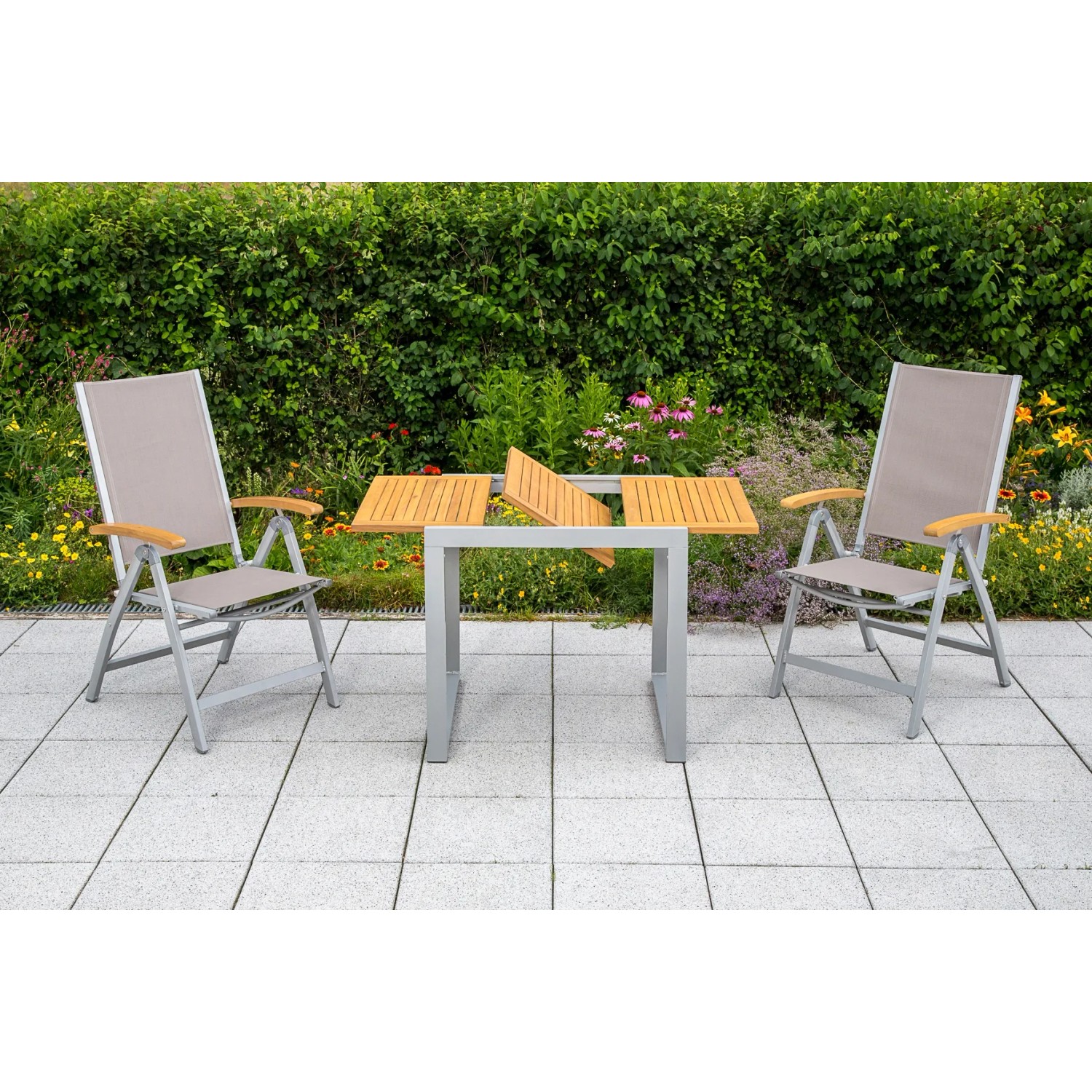 3-teiliges Gartenmöbel-Set Naxos grau mit Klappsesseln und Ausziehtisch aus Akazienholz.