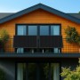 Haier Balkonkraftwerk 800W mit zwei Solarmodulen und Balkonhalterung am Haus.