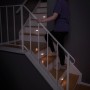 Frau steigt Treppe hoch, beleuchtet durch Mr.Beams Batterieleuchten MB500 Nachtlichter (2er-Pack).