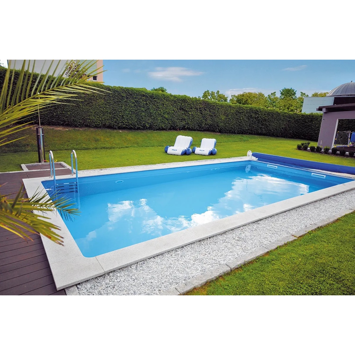 Fertiger Pool mit Summer Fun Styroporpoolbausteinen im Garten. Poolbau leicht gemacht.