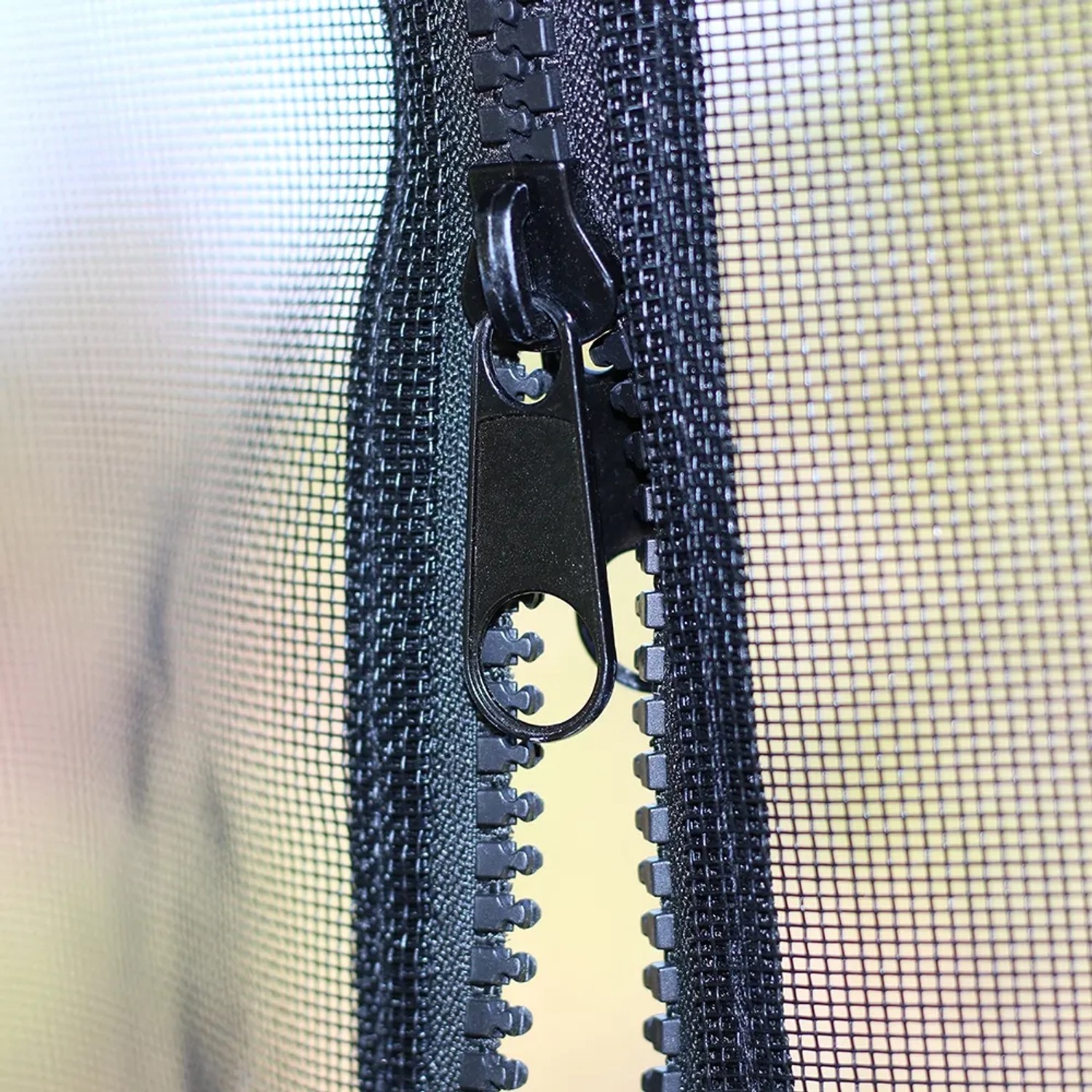 Detailaufnahme: Reißverschluss am Westmann Moskitonetz für Pavillon, Insektenschutz.