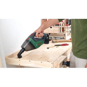 Bosch UniversalVac 18V Akku-Sauger in Grün/Schwarz bei der Reinigung einer Werkbank.