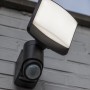 Lutec Solar LED-Außenstrahler mit Bewegungsmelder und Solarpanel zur flexiblen Montage.