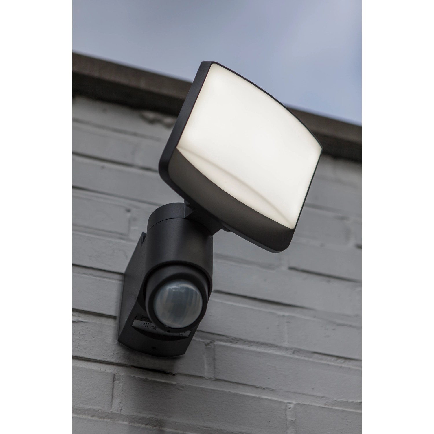 Lutec Solar LED-Außenstrahler mit Bewegungsmelder und Solarpanel zur flexiblen Montage.