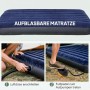 Dunkelblaue aufblasbare Camping-Luftmatratze. Zeigt das Anschließen der Düse und Aufpumpen mit Fußpumpe.