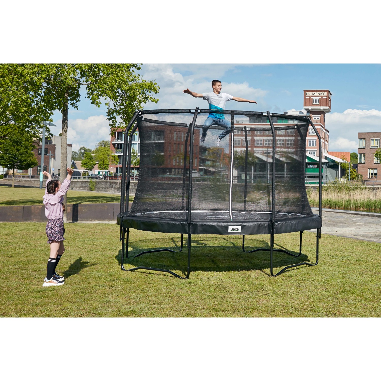 Schwarzes Salta Premium Gartentrampolin (ø 457 cm) mit Sicherheitsnetz und springendem Kind.