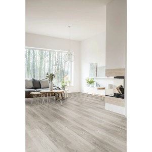 Wohnraum mit Click-Vinylboden SPC Gaborone Eiche in heller Holzoptik.