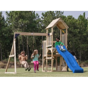 Axi Spielturm Mette mit Doppelschaukel, Rutsche blau, aus Holz (FSC®). Kinder spielen im Garten.