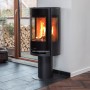 Schwarzer Aduro 9.3 Lux Kaminofen mit Automatik und brennendem Feuer im Wohnraum.