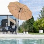 Apricotfarbener Schneider Balkonschirm (Ø 270 cm) mit Knickfunktion neben Pool und Gartenmöbeln.