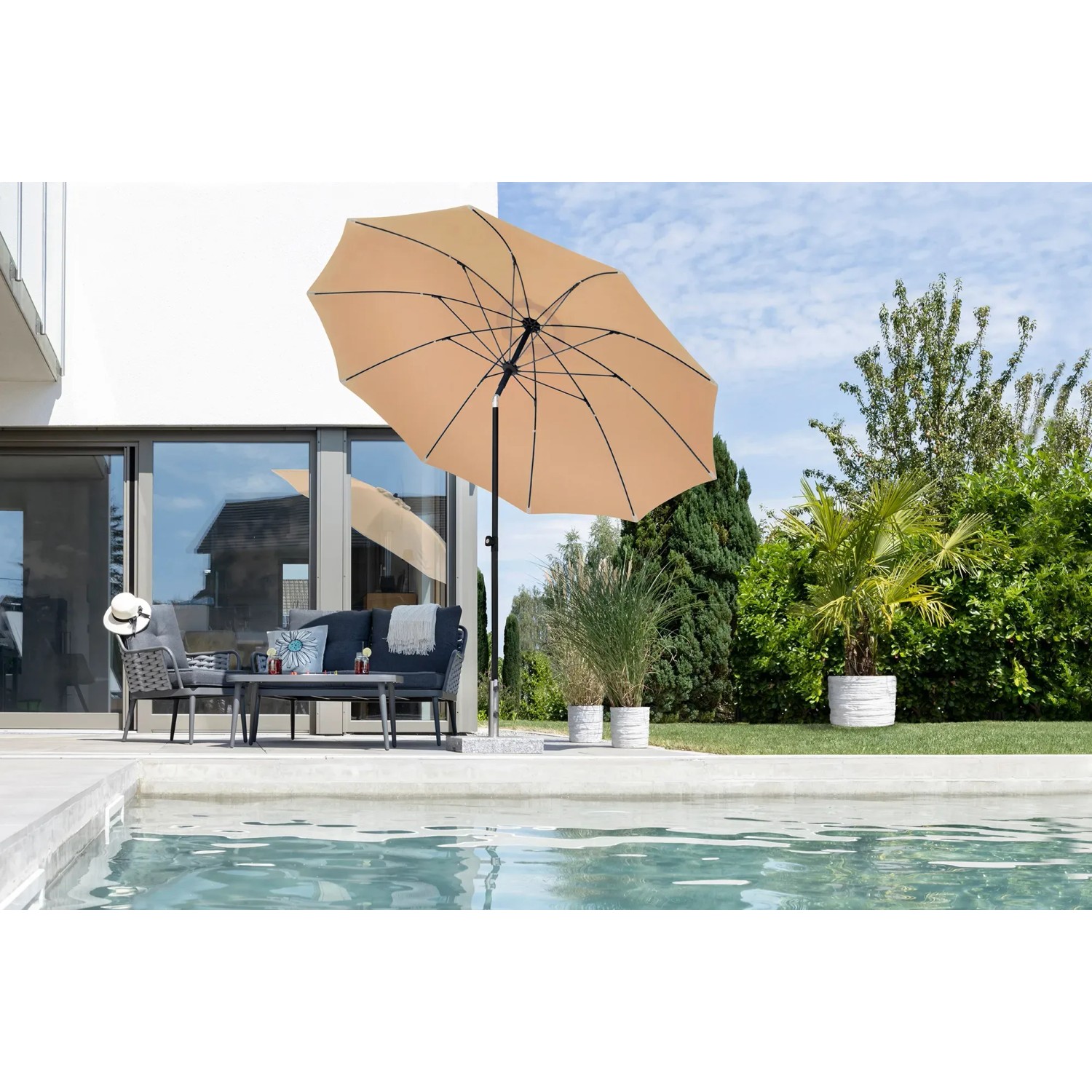 Apricotfarbener Schneider Balkonschirm (Ø 270 cm) mit Knickfunktion neben Pool und Gartenmöbeln.
