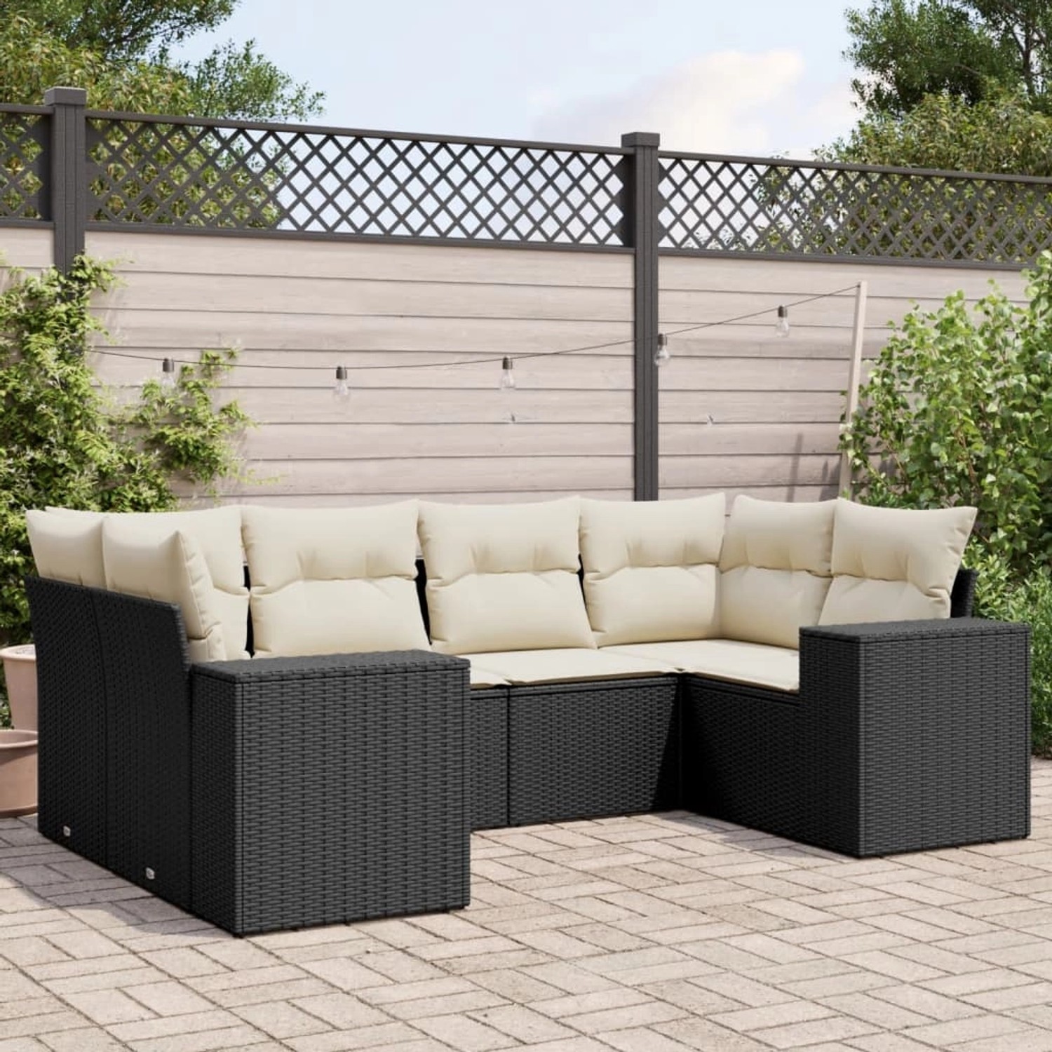 Schwarze 6-tlg. vidaXL Garten-Sofagarnitur aus Poly Rattan mit cremeweißen Kissen.