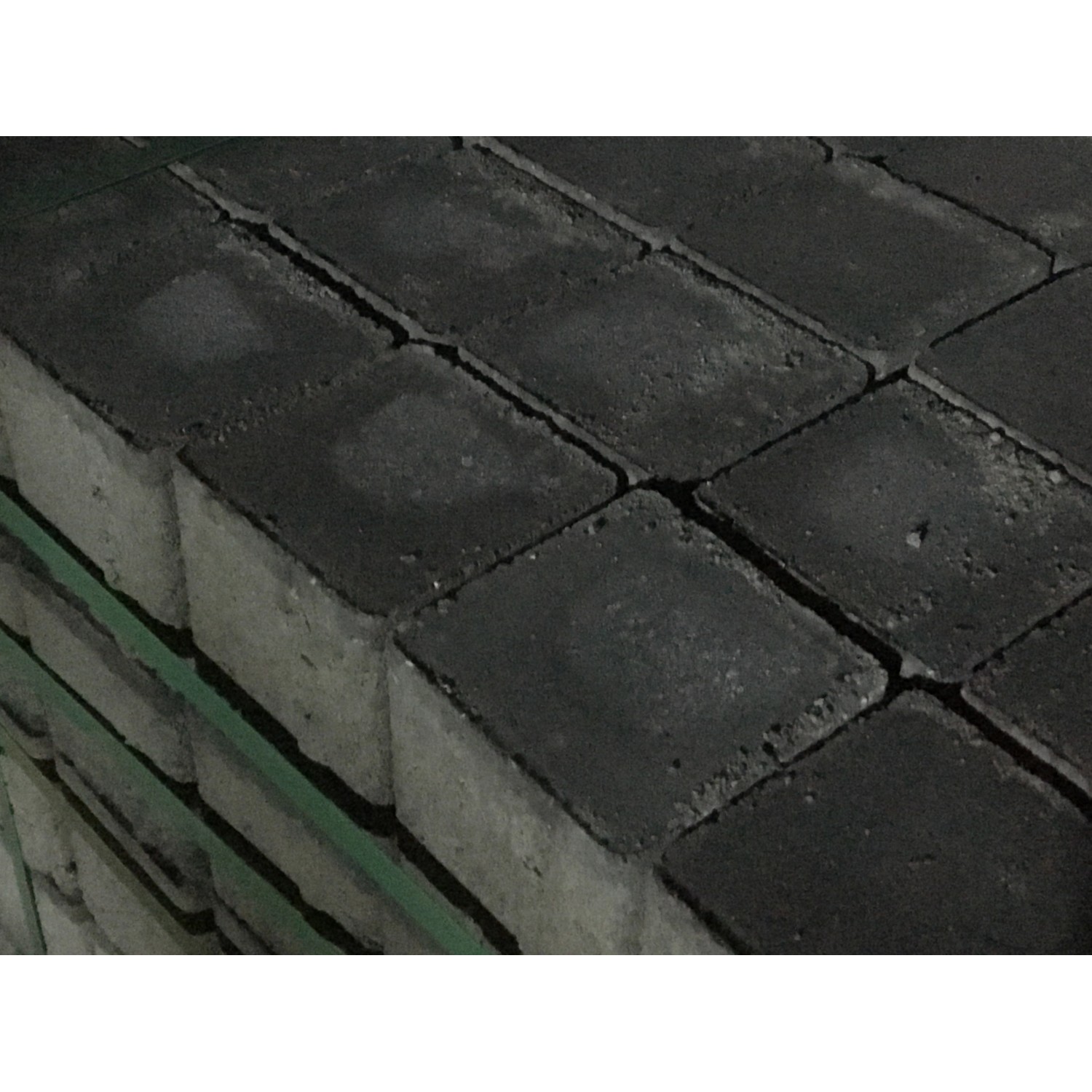 EHL Rasengitter Füllstein aus Beton in Anthrazit, geeignet zur Stellplatzmarkierung.