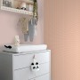 ESTAhome Vliestapete mit orangefarbenem Karomuster an einer Wand im Kinderzimmer. Helle, frische Dekorative Tapete.