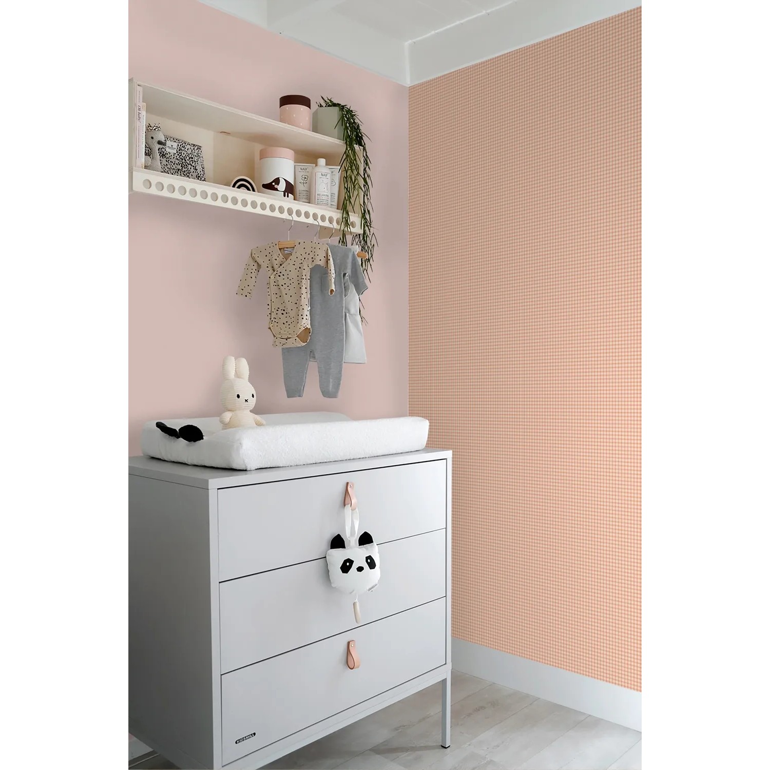 ESTAhome Vliestapete mit orangefarbenem Karomuster an einer Wand im Kinderzimmer. Helle, frische Dekorative Tapete.