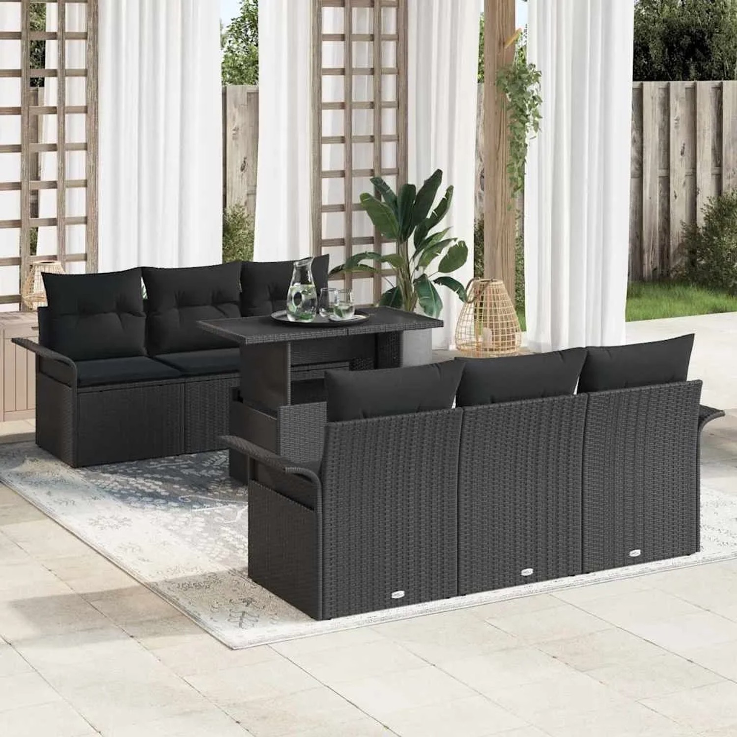 Schwarzes 7-teiliges vidaXL Garten-Sofa-Set aus Poly Rattan mit Tisch und Kissen.