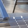 Detailaufnahme: Klare Polycarbonat-Wandpaneele des Palram Canopia Balance Gewächshauses.