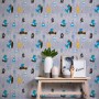Vliestapete mit Dinosaurier-Motiv in Blau und Gelb für das Kinderzimmer.