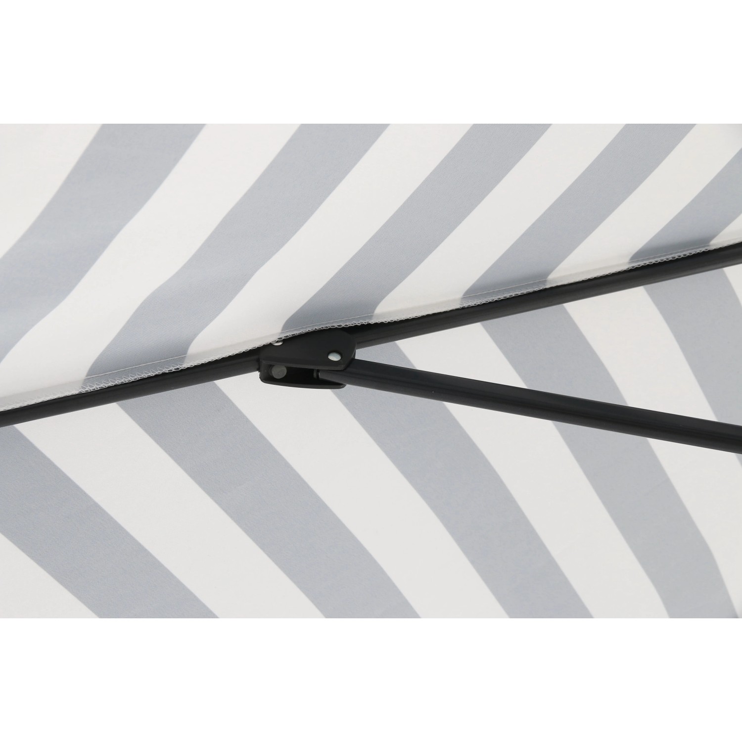Detailaufnahme Marktschirm Honolulu, Ø 300 cm, grau-weiß gestreift, mit schwarzem Gestell.