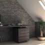 Raum mit Egger DecoWall Narva Schiefer Dekor-Paneelen als Wandverkleidung hinter einem Schreibtisch.