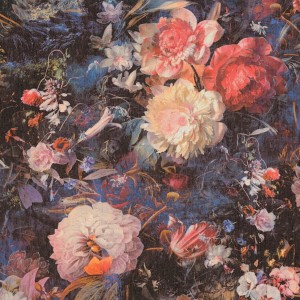 Schimmernde Blumen Tapete in Anthrazit, Rosa und Blau. Florales Design für Wohnräume.