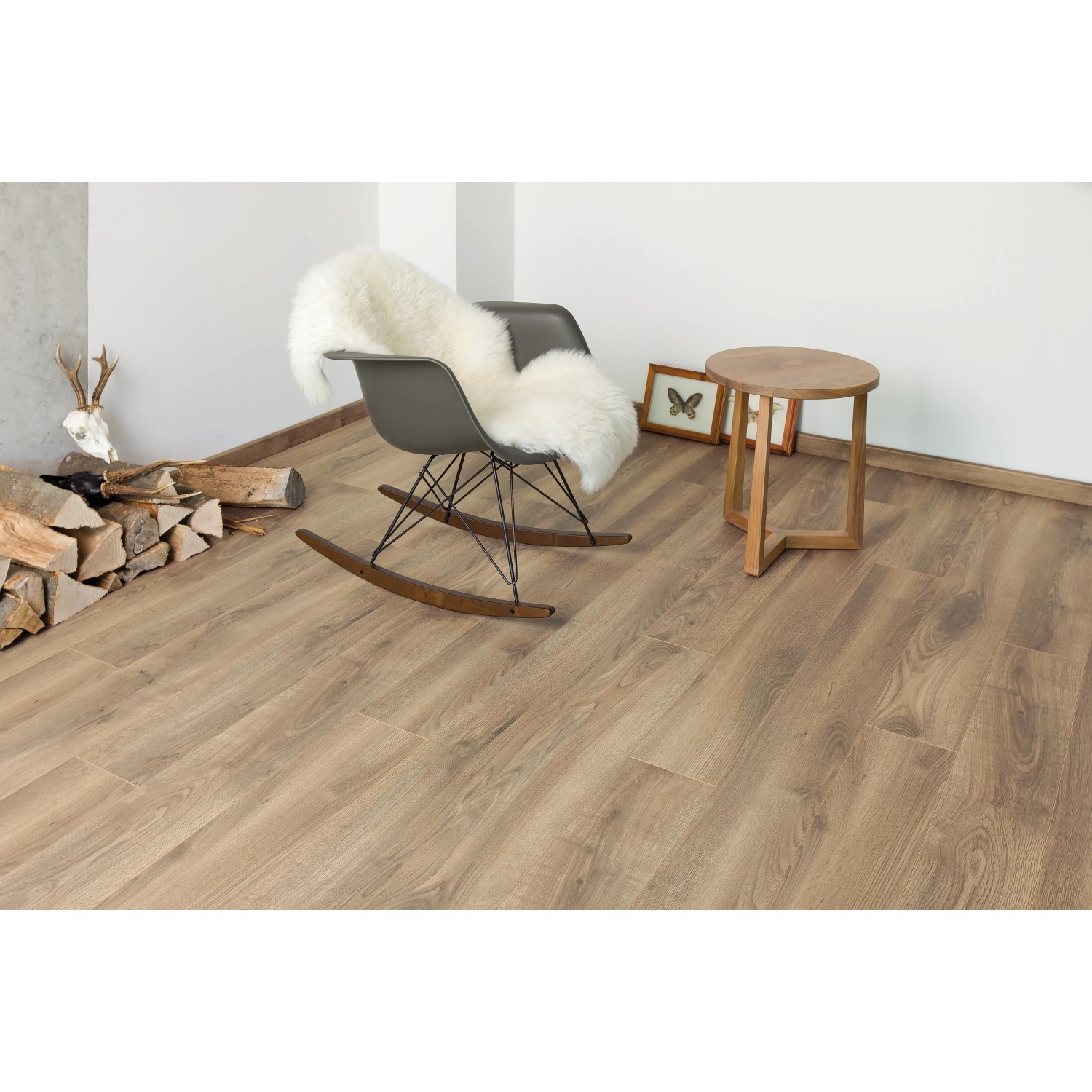 Verlegter Laminatboden Karisimbi Oak Breitdiele Eiche im Wohnraum mit Stuhl und Beistelltisch.