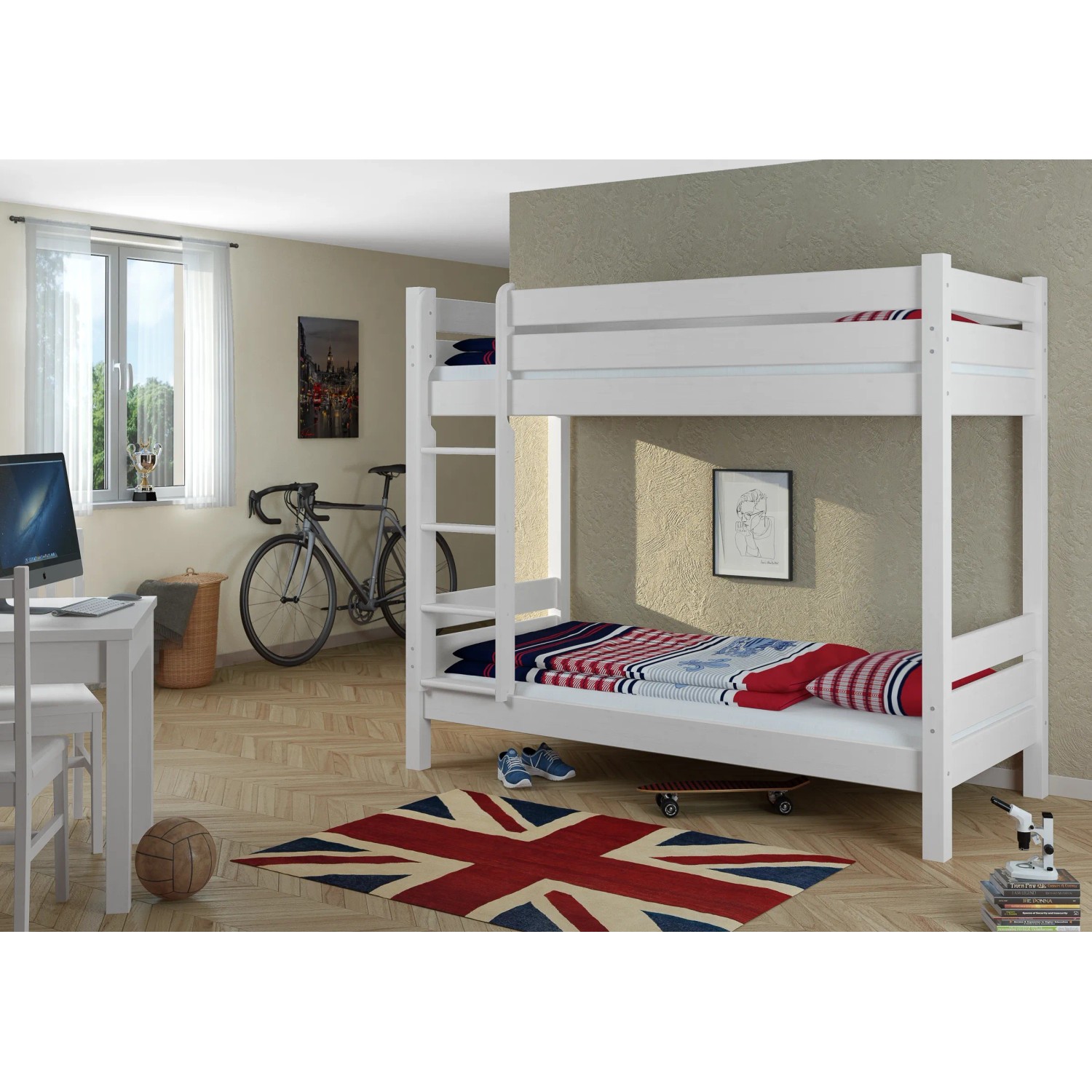 Weißes Etagenbett aus Kiefernholz mit Leiter, Rollrost und Gästebettkasten im Kinderzimmer.