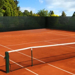 Grüne Karat Zaunblende als Sichtschutz auf einem Tennisplatz.