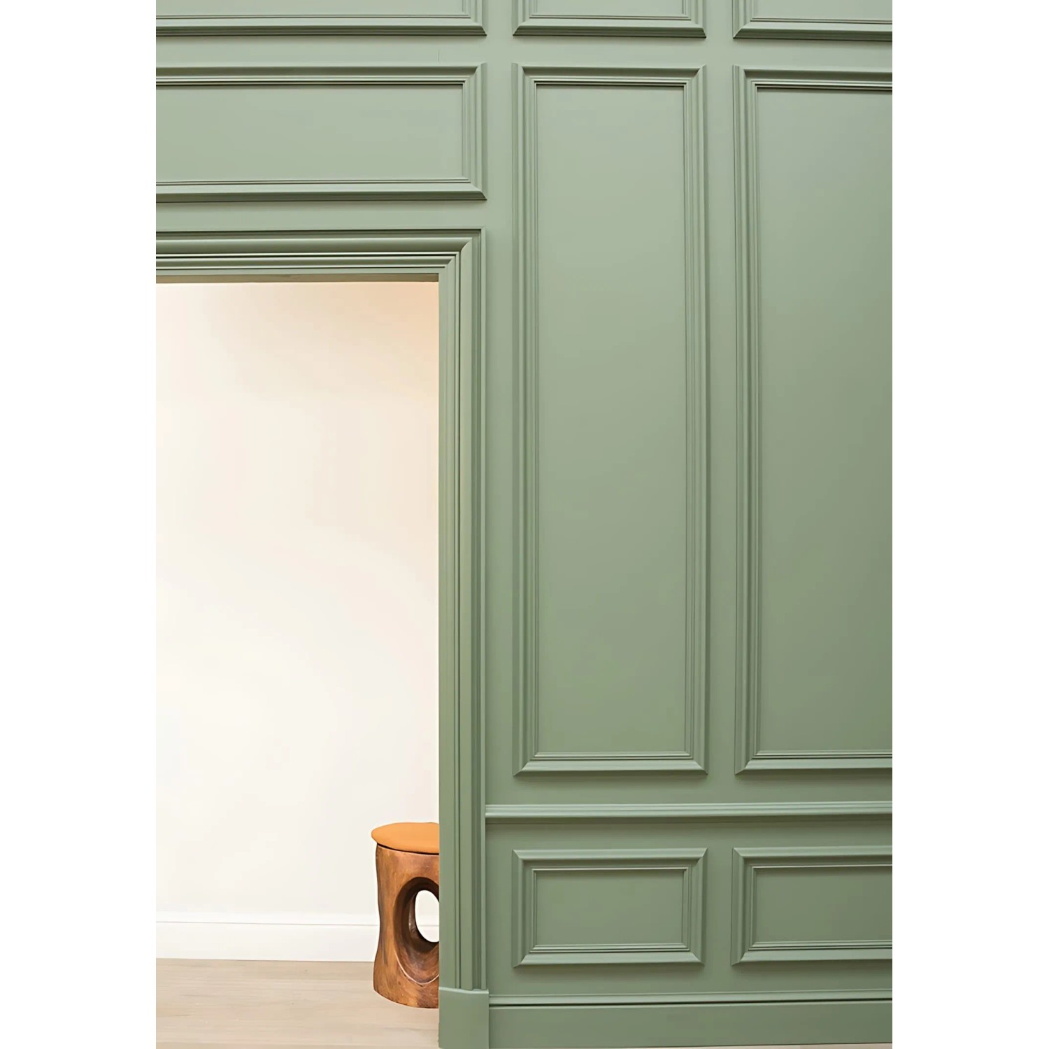 Detailaufnahme: Grüne Wand mit ORAC DECOR Zierleisten DX170, Türumrandung, klassisch, mit Hocker.