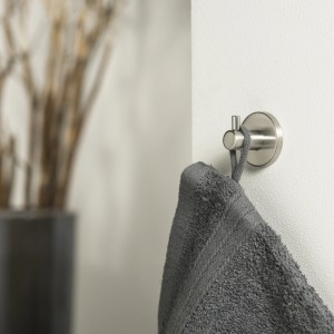 Tiger Boston Wandhaken, Edelstahl gebürstet, mit grauem Handtuch.