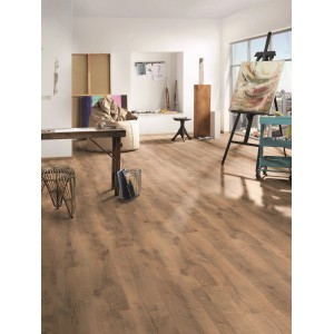 Kaindl Laminat Goldeiche 7mm im Raum verlegt. Moderner Laminatboden in Eichenoptik mit V-Fuge.
